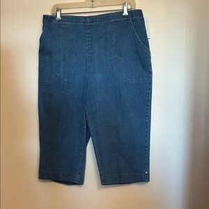 Croft & Barrow pull on blue denim mid rise capris elastic waist size L. new/tags